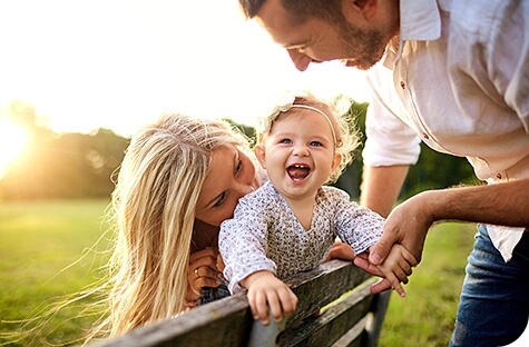 Szczęśliwa rodzina z małym dzieckiem w parku